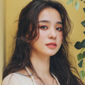他的手指伸进去弄我高潮